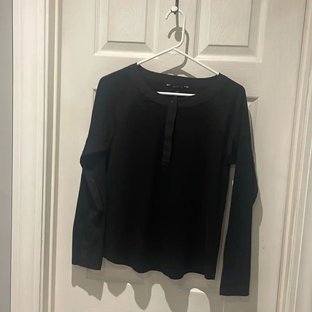 Banana Republic blouse peek button SZ small